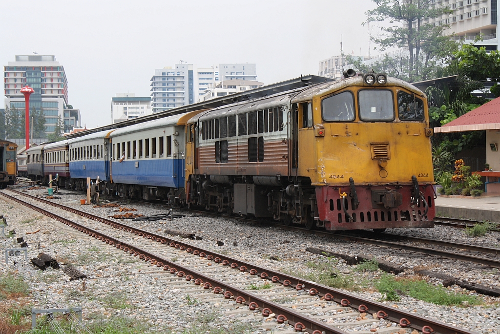 GEK 4044 (Co'Co', de, General Electric, Bj.1966, Fab.Nr. 35950) mit dem ORD 259 nach Nam Tok am 31.Mai 2013 im Bf. Thon Buri.