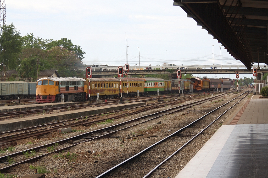 GEK 4045 (Co'Co', de, General Electric, Bj.1966, Fab.Nr. 35951) kommt am 23.Mai 2016 vom Hilfszugeinsatz zurück in den Bf. Hat Yai.