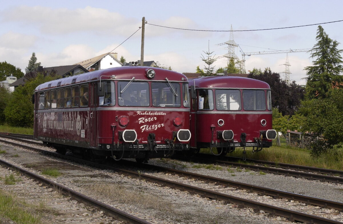 Gekuppelt wird man sie in dieser Fahrsaison (noch bis 3. Oktober) wohl nicht mehr zu sehen bekommen, hier aber wenigstens nebeneinander: VT und VS des Krebsbachtäler Roten Flitzers (798 081 und 998 081). Hüffenhardt, 19.9.21.