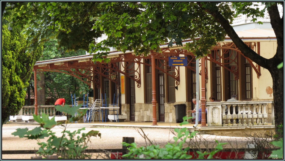 Gelassende Ruhe am Bahnhof von Balatonföldvár am 29.Mai 2014.Das alte Empfangsgebäude wird nach dem Winter nun wieder für die Sommersesion fit gemacht.