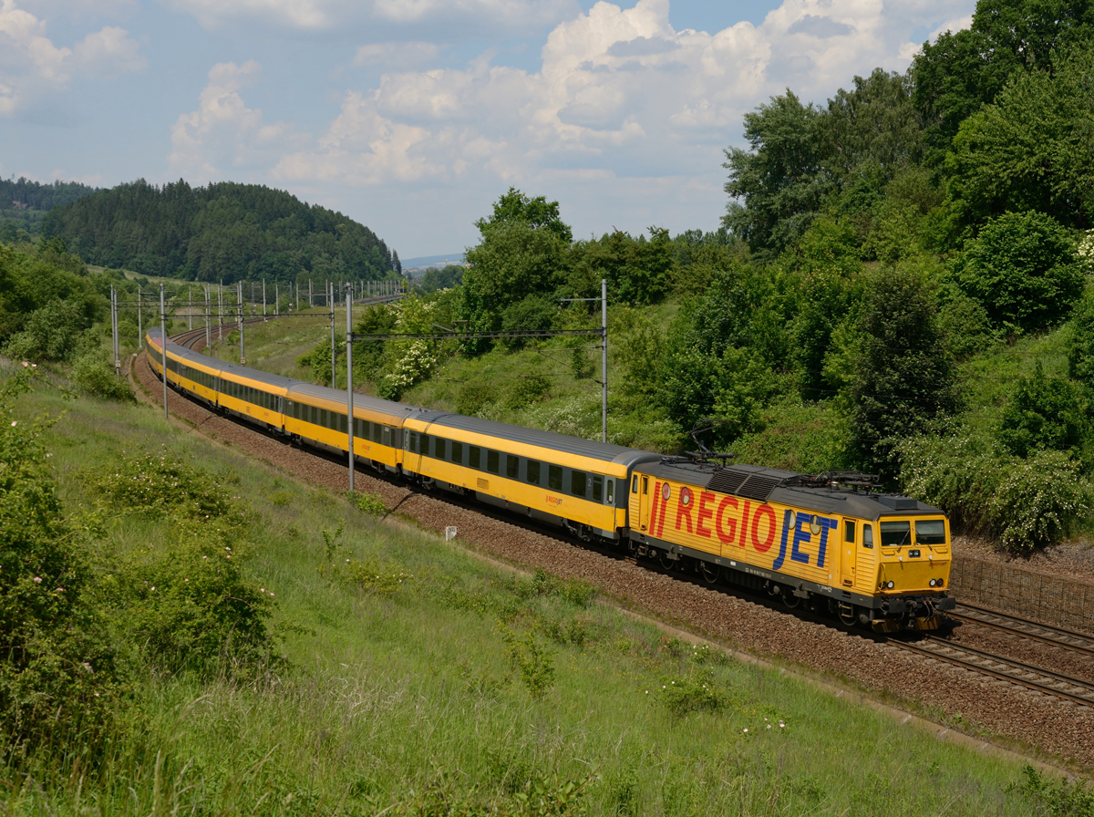 Gelb, gelber, Regiojet, Zug 1007 gebildet aus acht EUROFIMA-Wagen und der 162 113, Česká Třebová am 30. Mai 2018.