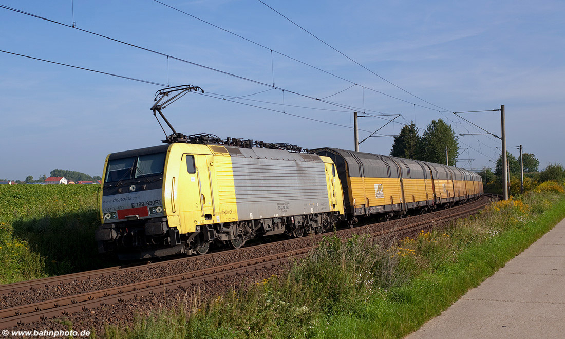 Gelb-silberne werden immer weniger, da diese bei fälligen HU in das gewohnte schwarze MRCE-Farbkleid umlackiert werden. Am 3. August 2011 war 189 930 mit farblich passenden ARS-Autowagen bei Köfering Richtung Landshut unterwegs.