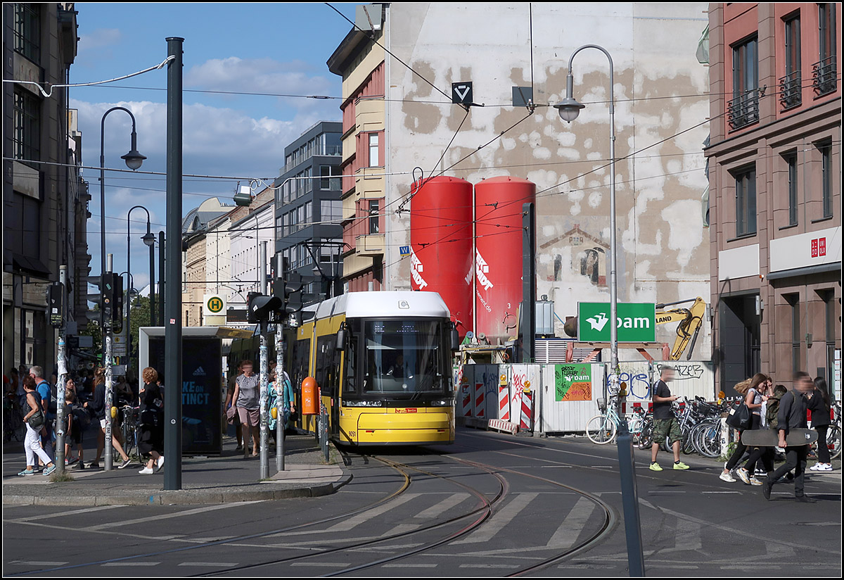 Gelbe Bahn und rote Baustellensilos -

Eine Felxity Berlin Straßenbahn an der Haltestelle S Hackescher Markt in Berlin Mitte.

19.08.2019 (M)

