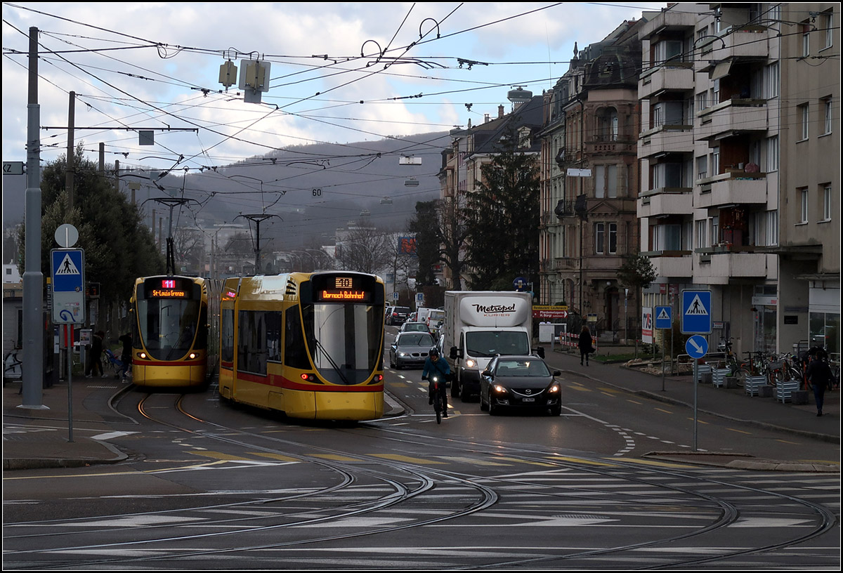 Gelbe Bahnen in Basel -

Begegnung zweier BLT-Tangos an der Haltestelle Münchensteiner Straße in Basel.

07.03.2019 (M)