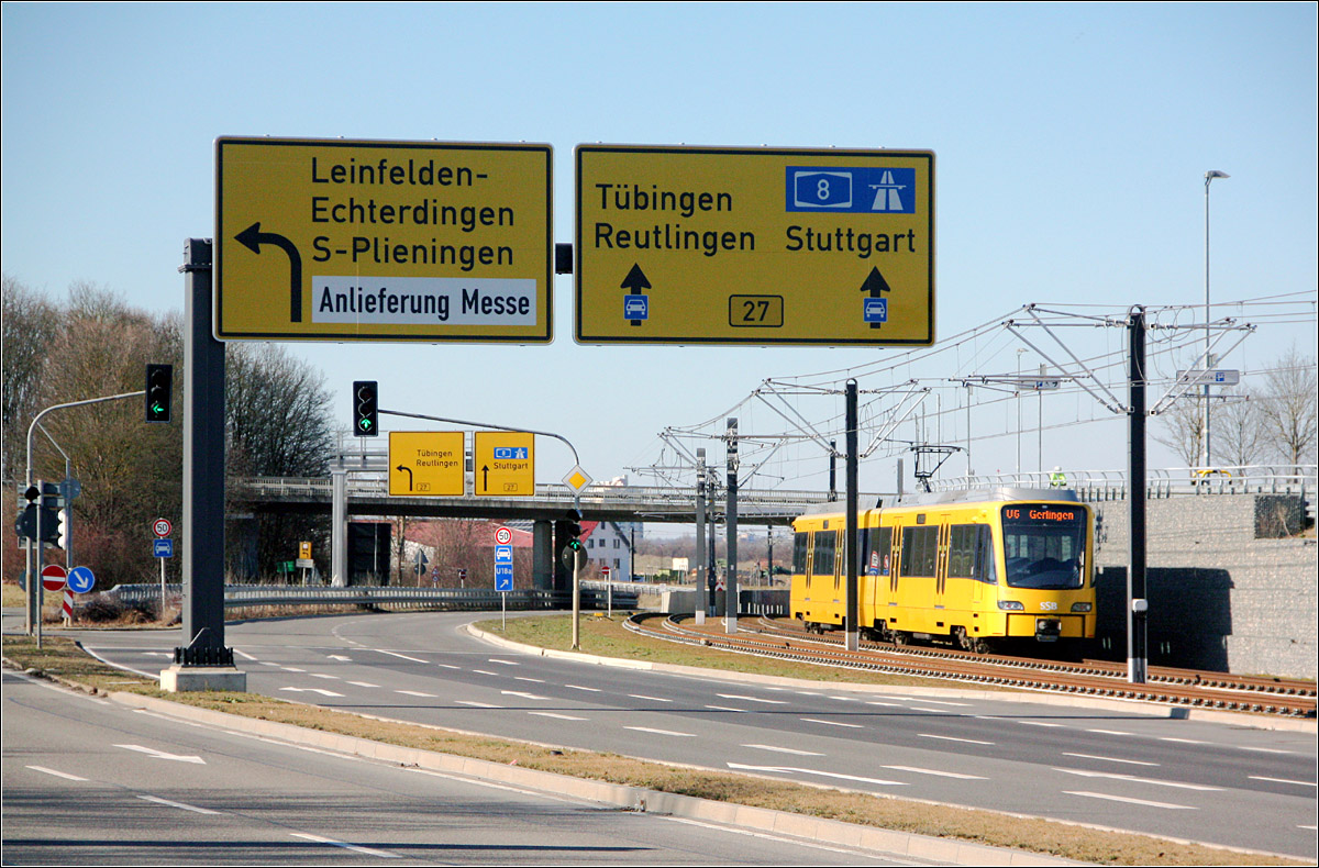 Gelbe Schilder - gelbe Bahn - 

Ein Stadtbahnzug auf der Flughafen/Messe-Neubaustrecke zwischen den Haltestelle Messe-West und Stadionstra0e. 

27.02.2022 (M)