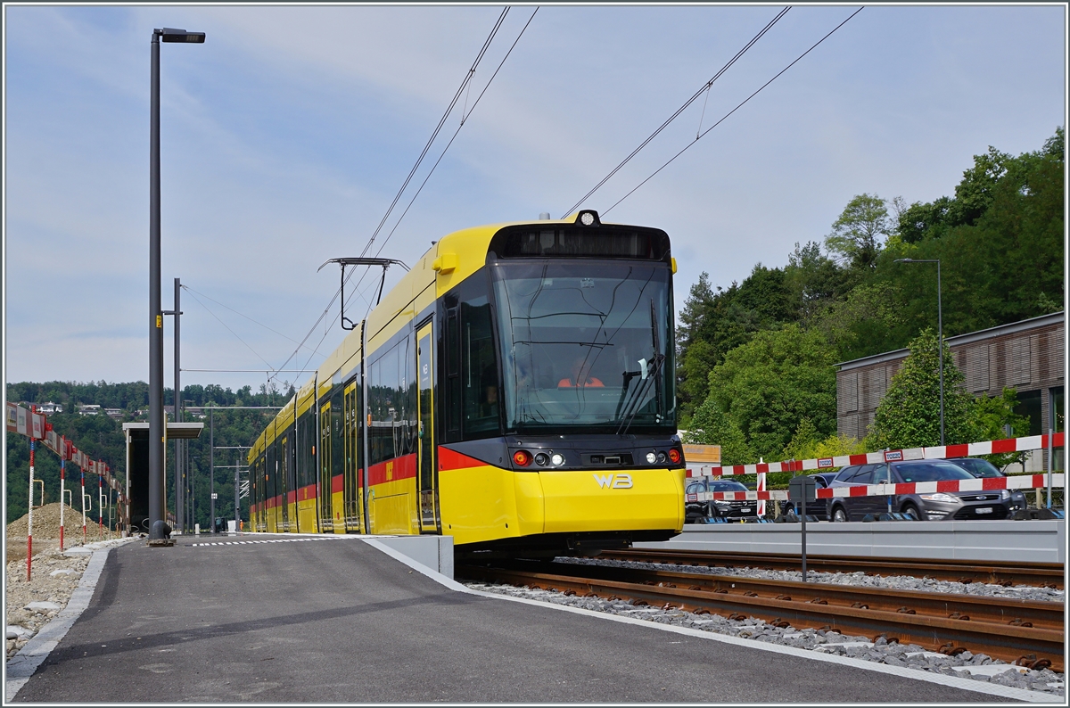 Gelbe Züge: der neue Waldenburgerbahn WB Be 6/8 101 auf Testfahrt wartet auf den neu verlegten Meterspurgeleisen in Bubendorf Bad auf die Weiterfahrt. Obwohl besonders im oberen Abschnitt des Waldenburger Tals noch etliche Arbeiten zu erledigen sind, soll der Betrieb nach der Umspurung von 75 cm auf Meterspur im Dezember 2022 bereits wieder aufgenommen werden. 

30. August 2022