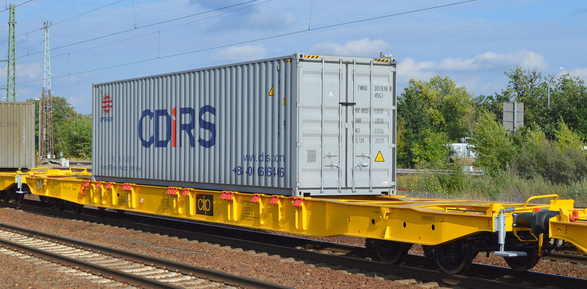 Gelber polnischer Drehgestell-Containertragwagen der Fa. CLIP INTERMODAL Sp. z.o.o. mit der Nr. 33 TEN 51 PL-CLIP 4576 152-4 Sggnss in einem Ganzzug am 12.09.19 Bf. Flughafen Berlin Schönefeld. 