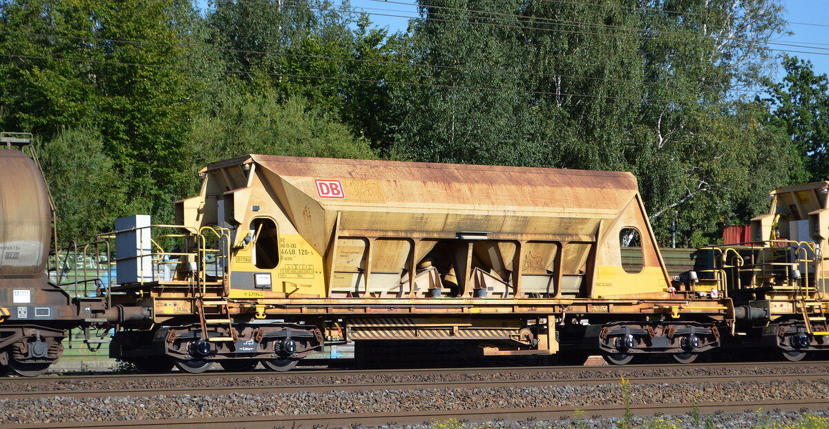 Gelber vierachsiger Schotterwagen der DB Cargo mit der Nr. 82 80 D-DB 6648 120-5 Facns 141 in einem gemischten Güterzug am 08.09.21 Hamburg-Harburg.