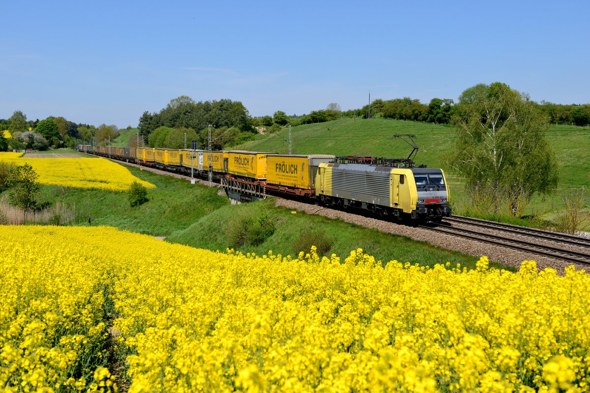 Gelber Zug in gelber Landschaft: Anfang Mai standen die Rapsfelder um Fahlenbach in voller Blüte. Deswegen suchte ich ein solches am 06. Mai 2016 um die Mittagszeit auf, um dort einige Züge zu fotografieren. Passend dazu kam an diesem Tag der ebenfalls zum Großteil in der Farbe Gelb gehaltene DGS 43109 von Hanover Linden Hafen nach Verona Q.E. des Weges, geführt von 189 931.