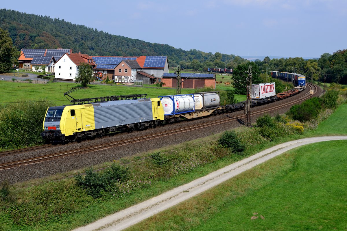 Gelb/silber und sauber - da betätige ich auch bei einem mäßig ausgelasteten KLV von TXLogistik gerne den Auslöser. DGS 40579 von Padborg nach Verona Q. E. war am 01. September 2016 mit der 189 930 von MRCE bespannt und umfährt hier gerade das bekannte Gehöft bei Hermannspiegel.