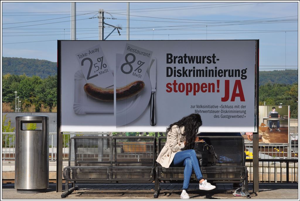 Gelebte Demokratie in der Schweiz - es geht nur vordergründig um die Wurst. Bahnhof Muttenz. (04.09.2014)