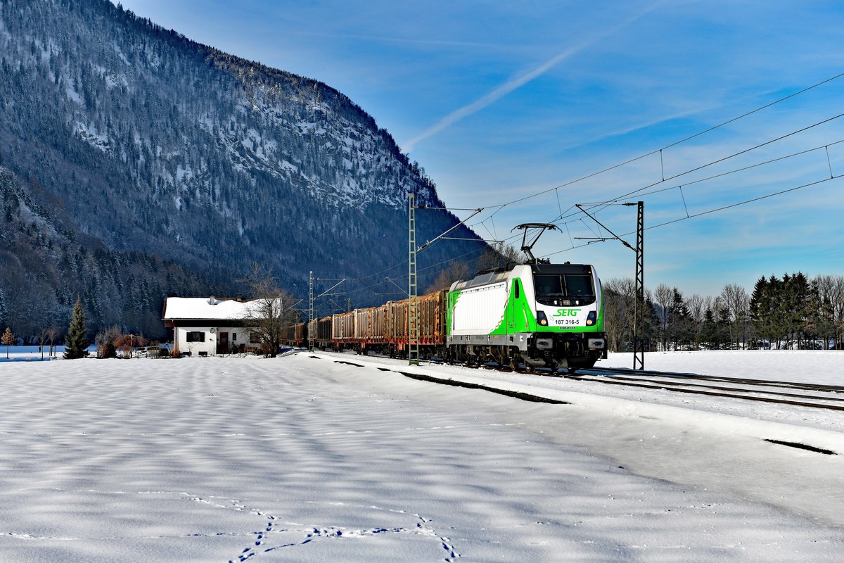 Gelegentlich kann man Holzzüge der SETG im Inntal beobachten. Am 06. Februar 2018 fuhr mir die von Railpool angemietete 187 316 mit dem DGS 48985 von Wabern nach Wörgl bei Niederaudorf vor die Linse. Erfreulicherweise war die Lok blitzsauber, zu dieser Jahreszeit alles andere als selbstverständlich. 