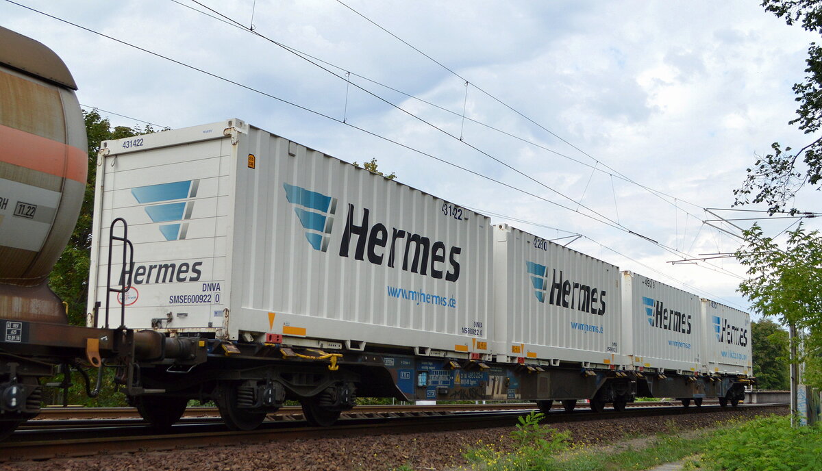 Gelenk-Containertragwagen der DB Cargo mit der Nr. 31 RIV 80 D-DB 4953 212-6 Sggmrs 715.88 beladen mit Hermes Containern am 07.09.22 Berlin Wuhlheide.