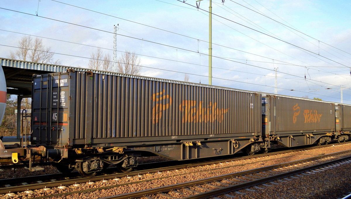 Gelenk-Containertragwagen vom Einsteller European Rail Rent GmbH mit der Nr. 37 RIV 80 D-ERR 4961 866-3 Sggmrss 90´beladem mit zwei 45ér Containern der Fa. Tschibo GmbH am 27.01.19 Bf. Flughafen Berlin-Schönefeld.