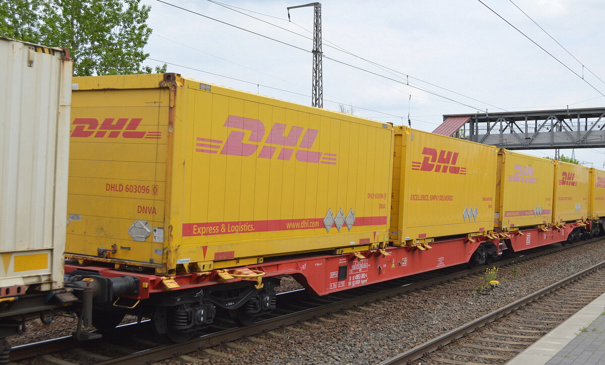 Gelenk-Containertragwagen vom Einsteller SC Deutsche Bahn Cargo Romania SRL (DB Cargo Tochter in Rumänien) mit der Nr. 33 RIV 53 RO-DBSR 4953 063-4 Sggmrs 715 in einem KLV Zug am 04.05.22 Bf. Saarmund.