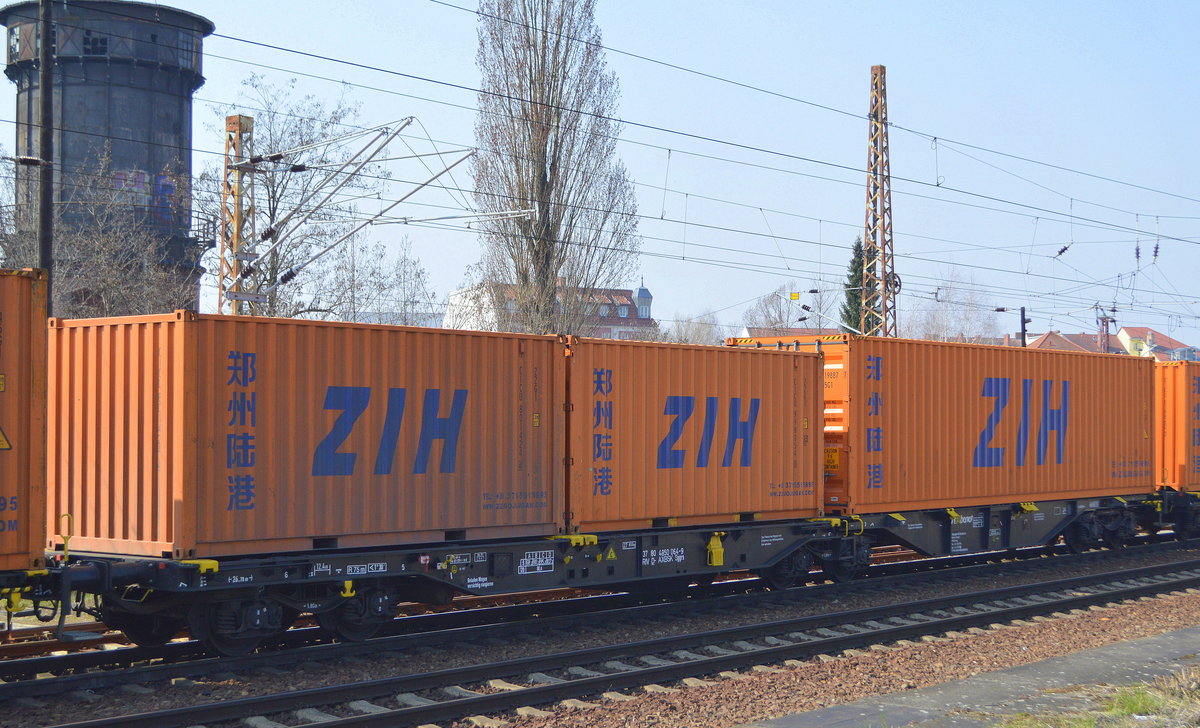 Gelenk-Containertragwagen vom slowakischen Einsteller AX Benet s.r.o. mit deutscher Registrierung mit der Nr. 37 RIV 80 D-AXBSK 4850 064-9 Sggrs mit Firmenlogo vom ERC - European Railway Carrier/ RTSB GROUP in einem Containerzug am 28.03.20 in Frankfurt/Oder aus Polen.