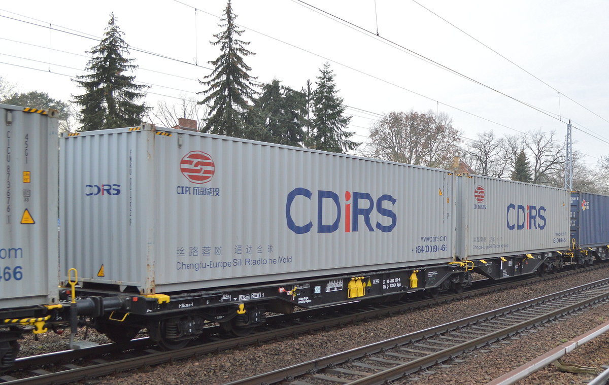 Gelenk-Containertragwagen vom slowakischen Einsteller Axbenet S.r.o. mit deutscher Registrierung mit der Nr. 37 RIV 80 D-AXBSK 4850 200-9 Sggrs in einem Containerzug am 03.02.21 Berlin Hirschgarten.