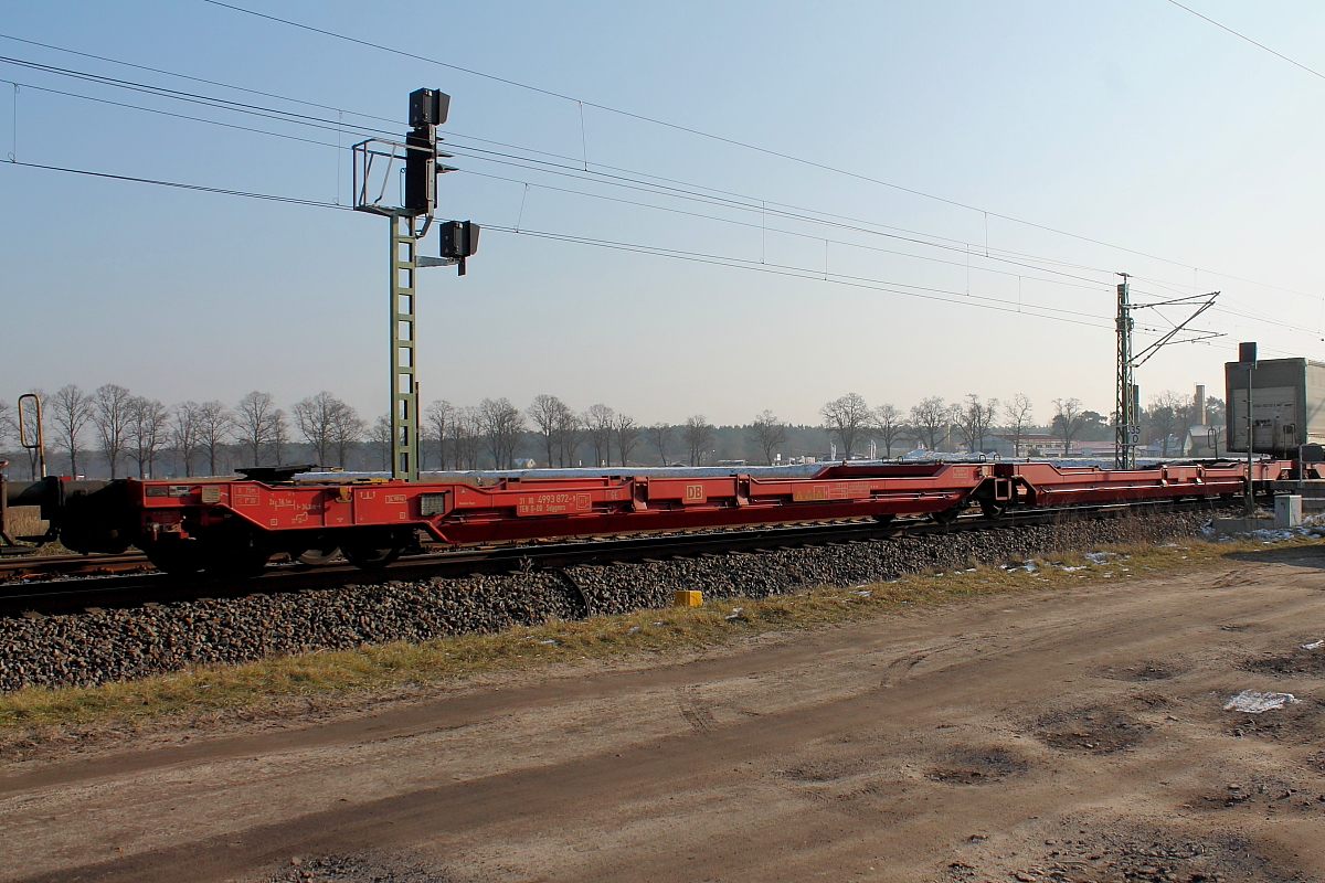 Gelenk-Taschenwagen der Bauart Sdggmrs (31 80 4993 872-9 D-DB) am 07.02.2018 in Nassenheide.