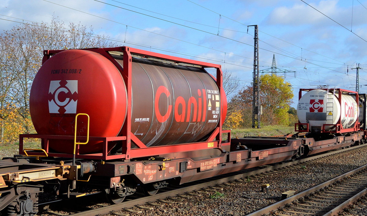 Gelenk-Taschenwagen der DB Cargo mit der Nr. 31 TEN 80 D-DB 4992 063-6 Sdggmrss 738 in einem Containerzug am 05.11.20 Bf. Saarmund.