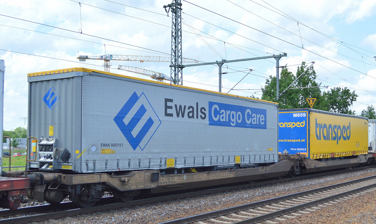Gelenk-Taschenwagen vom Einsteller DB Cargo mit niederländischer Registrierung mit der Nr. 31 TEN-RIV 84 NL-DB 4955 764-0 Sdggmrs 717AAE mit Trailern beladen am 21.06.19 Bahnhof Golm bei Potsdam.