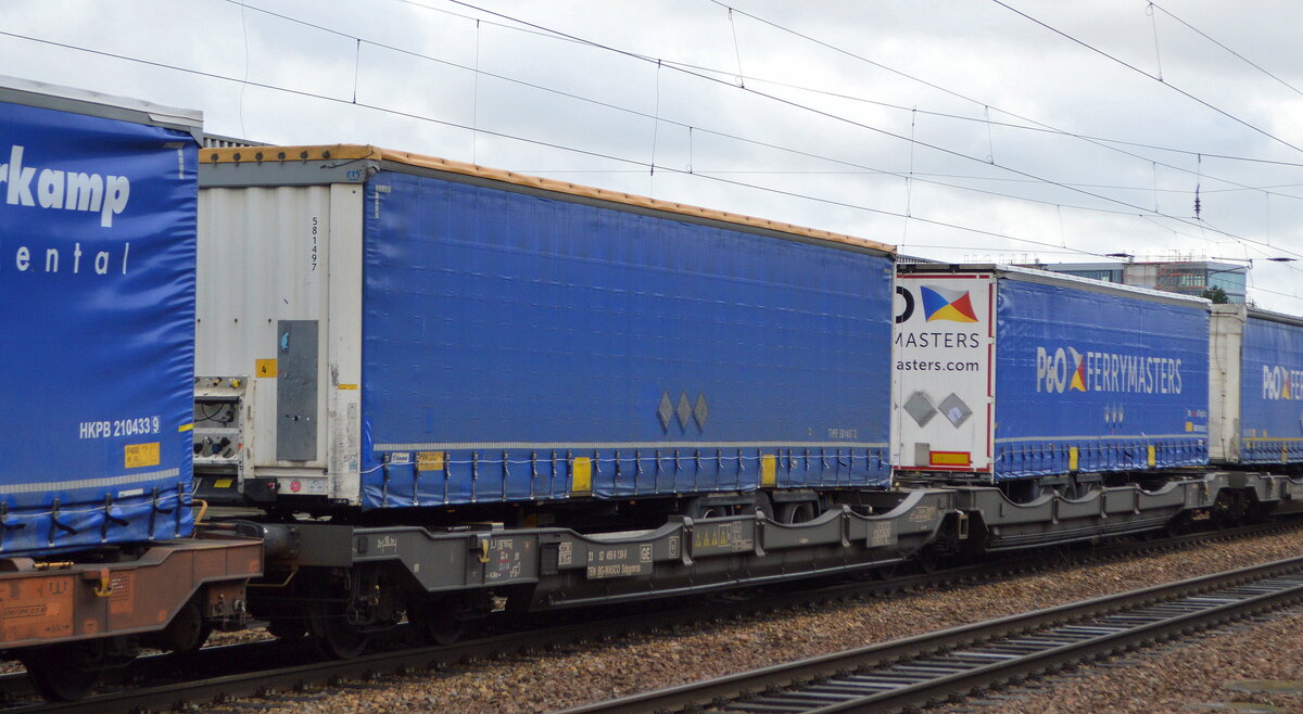 Gelenk-Taschenwagen vom Einsteller WASCOSA AG mit bulgarischer Registrierung mit der Nr. 33 TEN 52 BG-WASCO 495 6 130-9 Sdggmrss (GE) in einem KLV-Zug am 07.02.22 Durchfahrt Bf. Flughafen BER - Terminal 5.