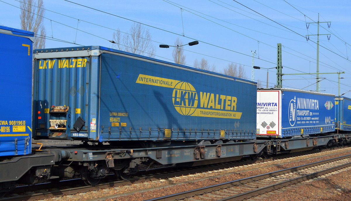 Gelenk-Taschenwagen vom Einsteller WASCOSA mit der Nr. 37 TEN-RIV 80 D-WASCO 4993 525-7 Sdggmrs beladen mit zwei Trailern am 28.02.19 Bf. Flughafen Berlin-Schönefeld.