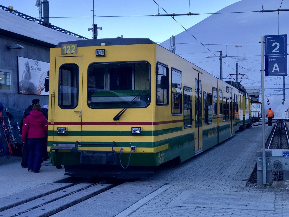 Gelenksteuerwagen 243 der WAB zusammen mit dem BDeh 4/4 122 am7.4.18 auf der Kleinen Scheidegg