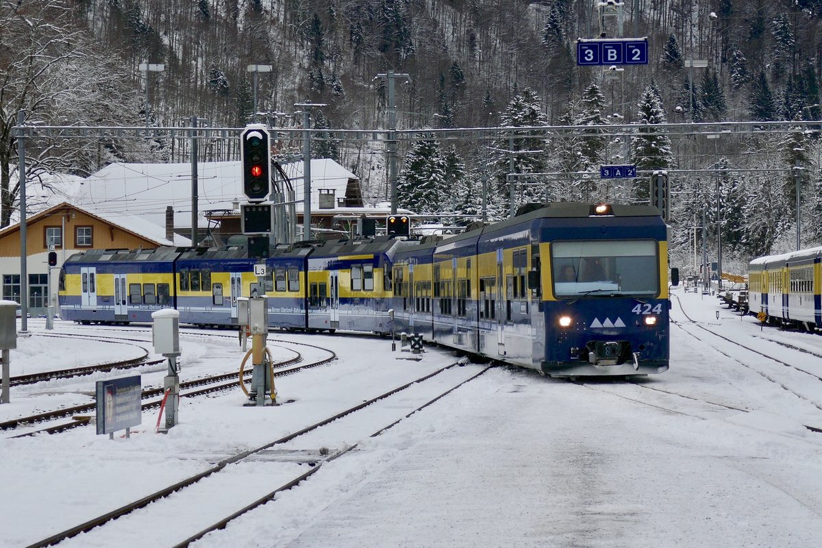 Gelenksteuerwagen 424 mit ABDeh 8/8 aus Grindelwald am 17.12.17 bei der Einfahrt in Zweilütschinen.