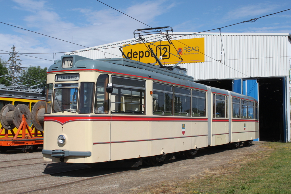 Gelenktriebwagen des Typs G4 aus dem Baujahr 1961 stand am 08.06.2019 vor dem Depot 12 in Rostock-Marienehe. 
