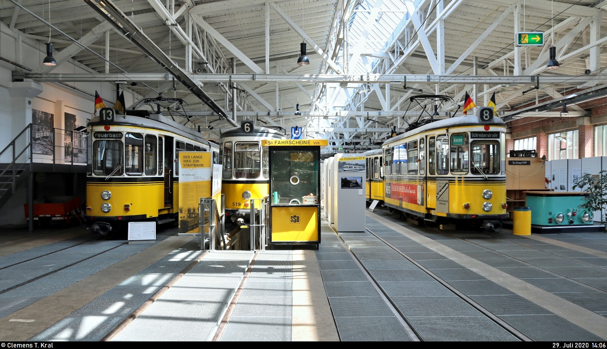 Gelenktriebwagen SSB 912 (DoT4), Baujahr 1965 und links im Bild, sowie Triebwagen SSB 804 (T2), Baujahr 1957, der Stuttgarter Straßenbahnen AG (SSB) sind im Straßenbahnmuseum Stuttgart ausgestellt.

 Acht Jahre nach Ende des Zweiten Weltkriegs wurden die ersten Fahrzeuge des Typs T2 ausgeliefert. Mit ihrer modernen Form und Technik sowie ihrer Ausstattung mit Polstersitzen und Rollos waren sie ein Symbol des aufziehenden Wirtschaftswunders. Und doch waren sie als Zweiachser mit Pendelschaffner konzeptionell längst überholt: Übertriebene Vorsicht der Entscheidungsträger hatten zeitgemäße Lösungen, wie sie anderswo entstanden, verhindert. 

 Mit dem Bau bzw. Umbau der DoT4-Triebwagen sollten die nur bedingt brauchbaren, aber erst rund zehn Jahre alten T2 sinnvoll genutzt werden. Dazu wurde aus je zwei Triebwagen ein Großraumwagen mit Fahrgastfluss und Schaffnersitz gebaut. Die beiden Wagenhälften wurden mit einem freischwebenden Mittelteil, Sänfte genannt, verbunden. Solche Umbauten waren in vielen Städten anzutreffen, dort auch als Zusammenbau aus Trieb- und Beiwagen. 

Hinweis zur Ausrichtung: Es könnte der Eindruck eines nach rechts kippenden Bildes entstehen, jedoch sollten alle Linien senkrecht sein.

[29.7.2020 | 14:06 Uhr]

Textquelle: Informationstafel vor Ort
