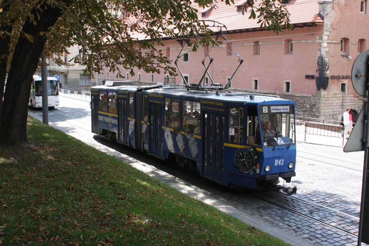 Gelenkwagen 1143 am 31.8.2009 auf der Linie 2 am Rande der Altstadt von Lviv (Lemberg) unterwegs.
