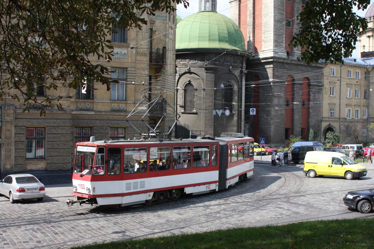 Gelenkwagen 1152 kommt am 31.08.2009 gerade aus der Altstadt von Lviv (Lemberg).