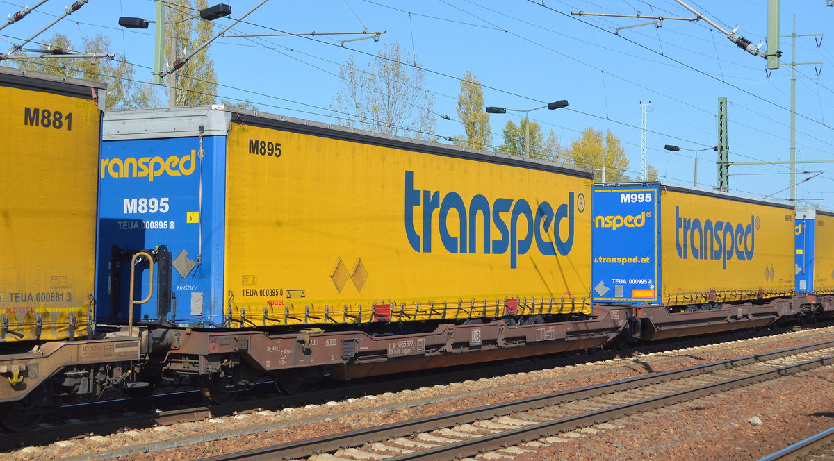 Gelenkwageneinheit für den Container-Transport mit Taschenwagenteil von DB Cargo mit der Nr. 31 TEN 80 D-DB 4955 322-1 Sdggmrs 739.1 beladen mit zwei Trailern am 05.10.18 Bf. Flughafen Berlin-Schönefeld.