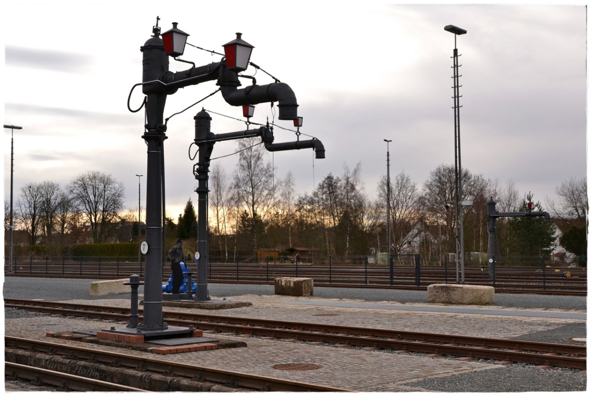 Gelenkwasserkräne im Kohlenhof des DDM (Deutsches Dampflokomotiv-Museum) in Neuenmarkt-Wirsberg.
Aufgenommen am 8. Februar 2014 bei der Dampzugfahrt mit 01 150.