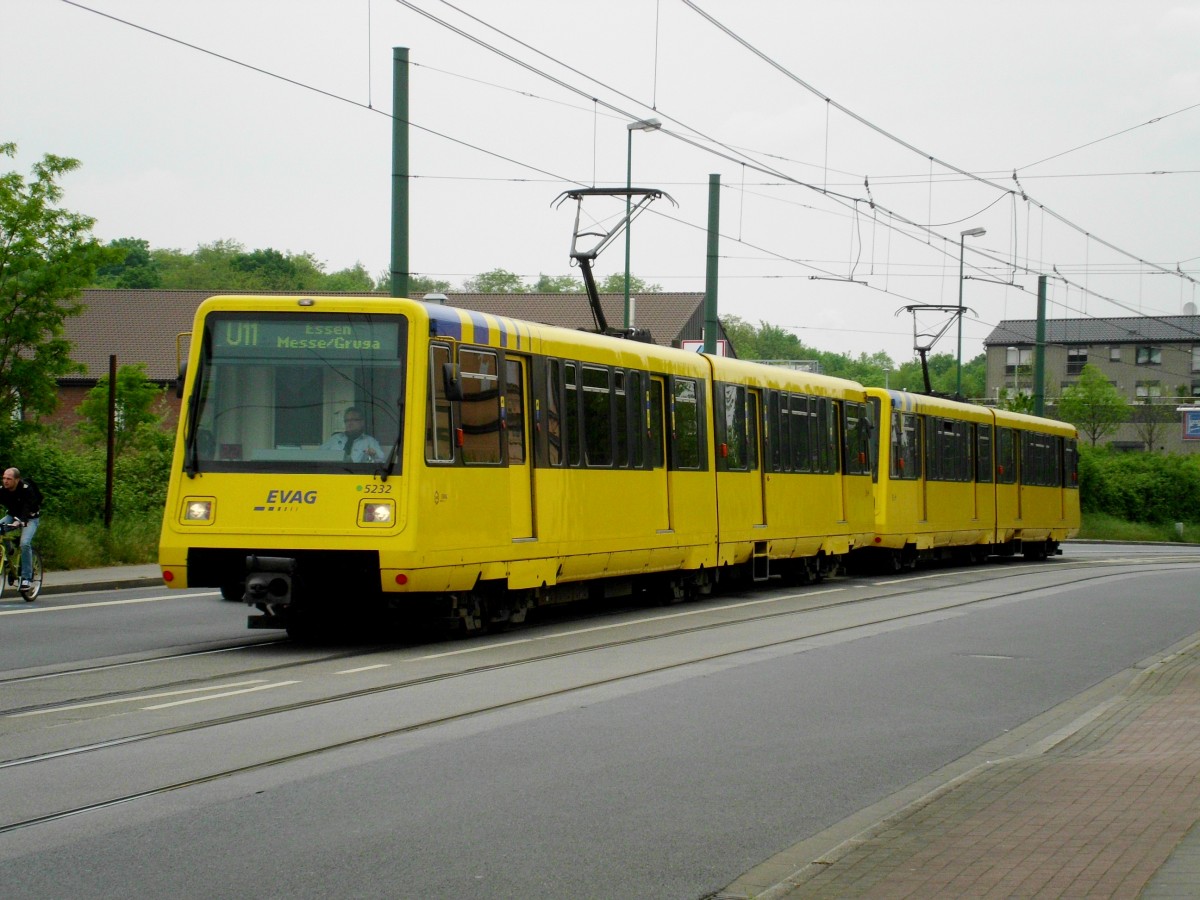 Gelsenkirchen: Die U11 nach Essen Messe/Gruga im U-Bahnhof Gelsenkirchen Boyer Straße.(26.4.2014)
