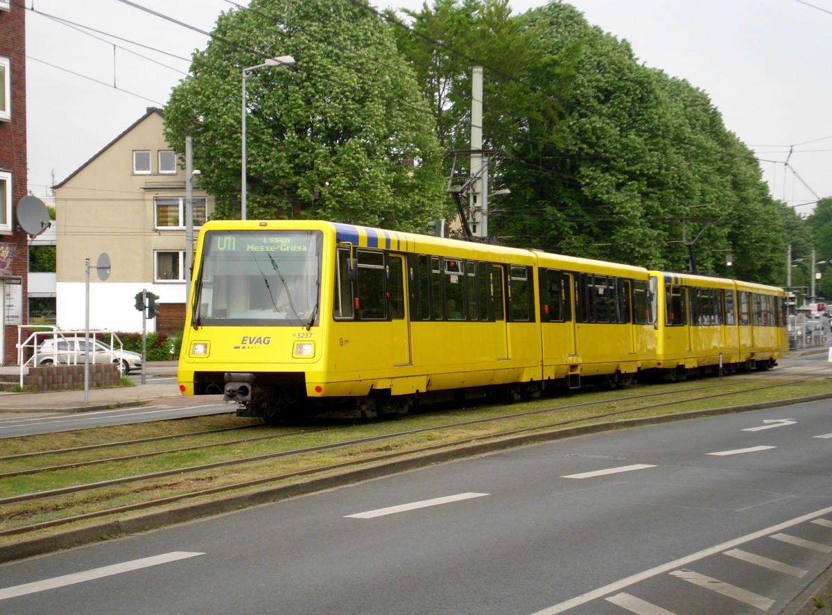 Gelsenkirchen: Die U11 nach Essen Messe/Gruga am U-Bahnhof Gelsenkirchen Schloß Horst.(26.4.2014)
