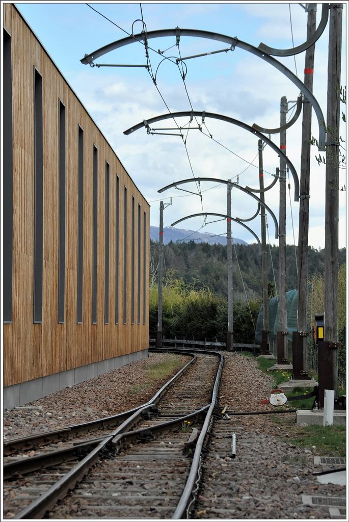 Gelungene Symbiose zwischen alt und neu beim neuen Depot der Rittnerbahn in Oberbozen. (16.04.2016)