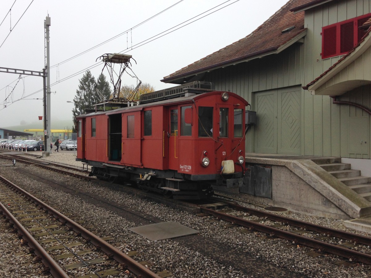 Gem 4/4 121 SZB (heute RBS) im Einsatz auf einer Fahrleitungssprhfahrt (Frostschutz) bei der Pause im Bahnhof Lohn-Lterkofen. Diese Zweikraftlokomotive wurde 1912 als Gepcktriebwagen in Betrieb gesetzt, 1960 wurde er mit einem Dieselaggregat ausgerstet, 14.11.2014.