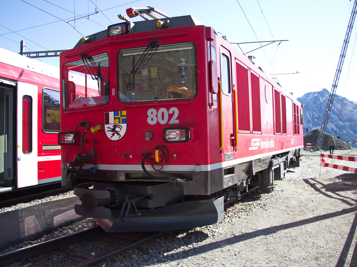 Gem 4/4 802  Murmeltier  steht mit einem Bauzug am 10. Oktober 2019 in Alp Grüm. 