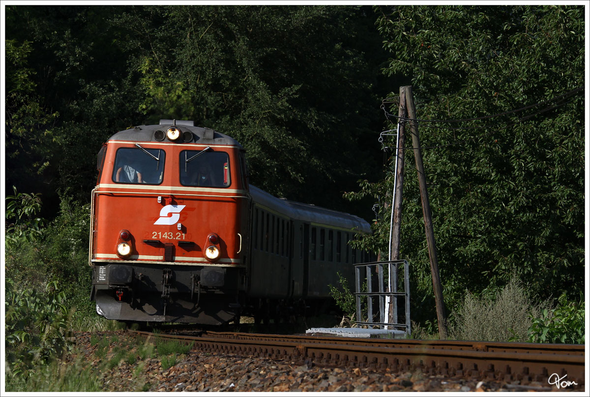 Gemächlich rollt 2143.21 mit dem R 16954 von Krems an der Donau nach Emmersdorf an der Donau.  
Aggsbach Markt August_2013