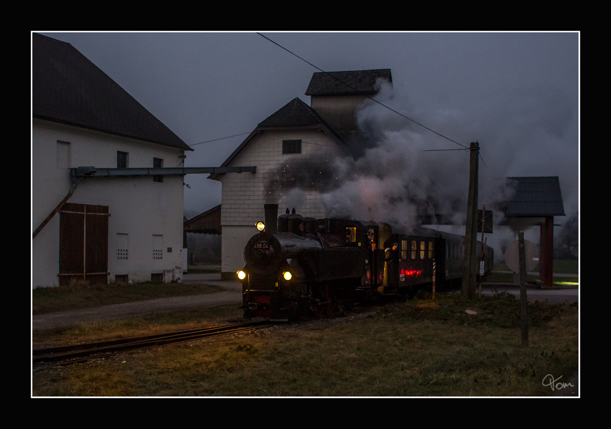 Gemächlich rollt die ÖGEG Dampflok 498.04 in die Haltestelle Sommerhubermühle ein.
8.12.2016