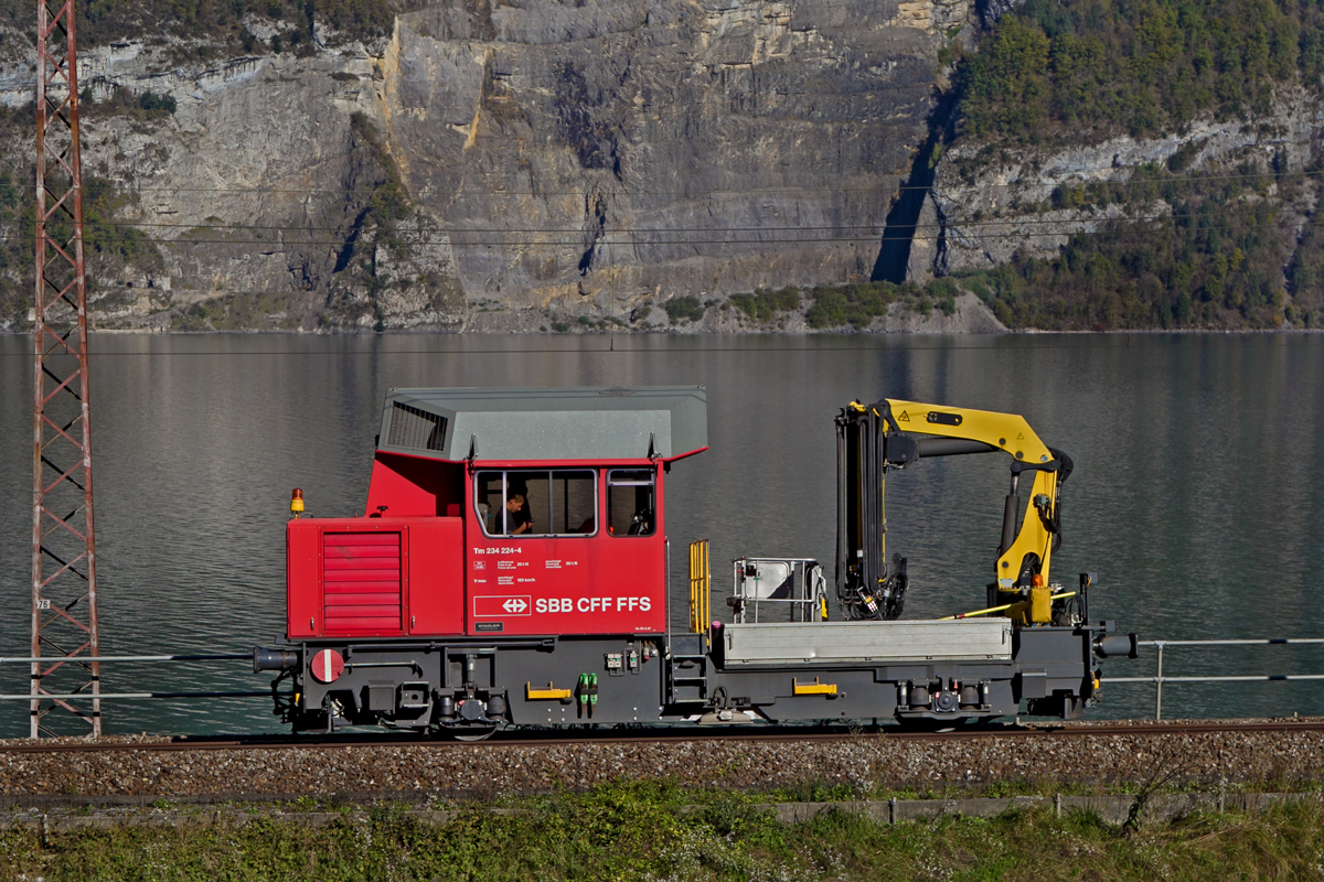 Gemächlich zieht die Tm 234 224-4 am Walensee vorüber Richtung Sargans...
Bild vom 27.10.2014