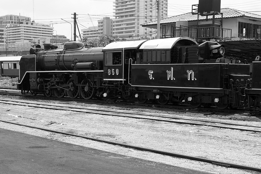 Gemeinsam mit der 824 stand am 24.März 2024 die 850 (2'C1'h2, Nippon Sharyo (Japan), Bauj. 1950, Fab.Nr. 1547) schon vor der Lokhalle des Depot Thon Buri um für die Sonderfahrt am 26. März vorbereitet zu werden.