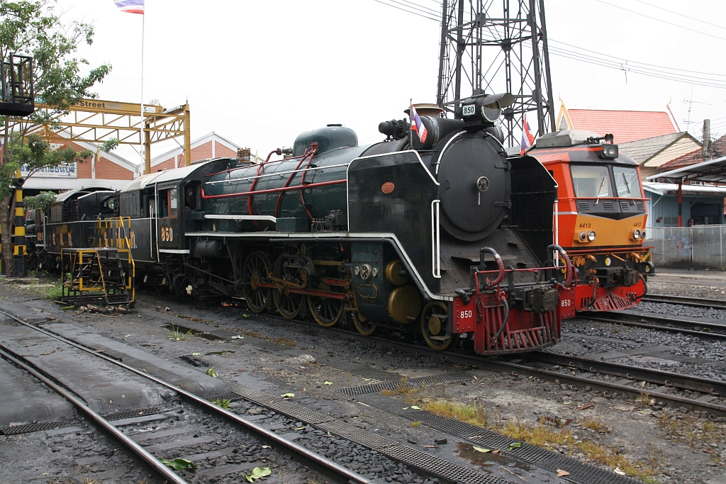 Gemeinsam mit der 824 wartet die 850 (2'C1'h2, Nippon Sharyo (Japan), Bauj. 1950, Fab.Nr. 1547) am 01.Mai 2022 im Depot Thon Buri auf ihren nächsten Einsatz am 03.Juni.