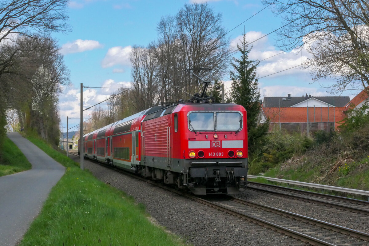 Gemeinsam mit einer Fotowolke war 143 803 am 28.04.2021 als RE 20 von Limburg(Lahn) nach Frankfurt(Main) unterwegs und ist hier in Wörsdorf zu sehen. Mittlerweile ist die Lok (genau wie alle anderen Frankfurter Ladies) in Leipzig-Engelsdorf abgestellt und warte auf ihr Schicksal.