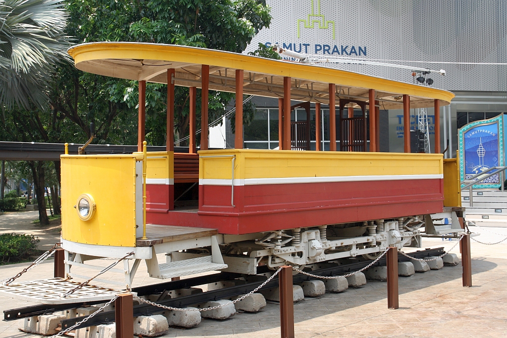 Gemeinsam mit der MRC 2 ist auch der Triebwagen der Type  Brill 21E  der Straßenbahn Bangkok vom Polizeisportzentrum gegenüber dem  Science Center for Education  (allgemein als Ekkamai-Museum bekannt) zum Samut Prakan Observation Tower übersiedelt. - Bild vom 27.April 2023.