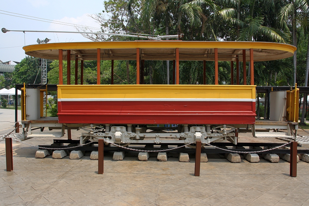 Gemeinsam mit der MRC 2 ist auch der Triebwagen der Type  Brill 21E  der Straßenbahn Bangkok vom Polizeisportzentrum gegenüber dem  Science Center for Education  (allgemein als Ekkamai-Museum bekannt) zum Samut Prakan Observation Tower übersiedelt. - Bild vom 27.April 2023.