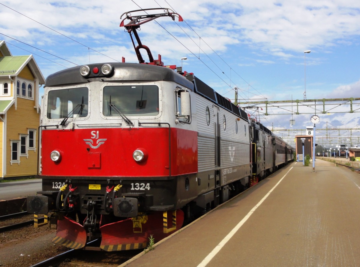 Gemeinsam mit einer Schwestermaschine steht Lok 1324 der SJ-Baureihe Rc1 am Mittag des 31.07.2012 im Bahnhof Boden C vor dem Nachtzug Gteborg-Lulea. Wegen eines bei Uppsala entgleisten Gterzuges hatte der Zug an diesem Tag 3 1/2 Stunden Versptung. Nun hat er hier Kopf gemacht und wird gleich seinen Restweg zum Zielbahnhof beginnen.