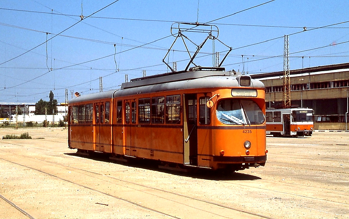 Gemeinsam mit zahlreichen anderen Fahrzeugen der Bonner Straßenbahn wurde Tw 235 Mitte der 1990er Jahre an die Straßenbahn Sofia verkauft, hier steht er mit der neuen Nr. 4235 im dortigen Depot im Juni 2003
