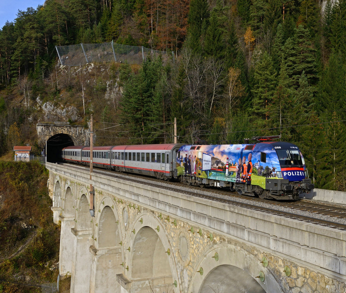  Gemeinsam sicher mit den ÖBB  1116 157 die neueste Werblok der österreichischen Bundesbahnen  bespannte gestern den EN 234 von Tarvisio Boscoverde nach Wien Hauptbahnhof und wurde von mir am 36 Meter hohen Krausel-Klause-Viadukt fotografiert.

